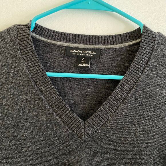 Men’s Banana Republic 100% Merino Extra‎ Fine Wool Gray V-neck Sweater XL - Picture 2 of 5